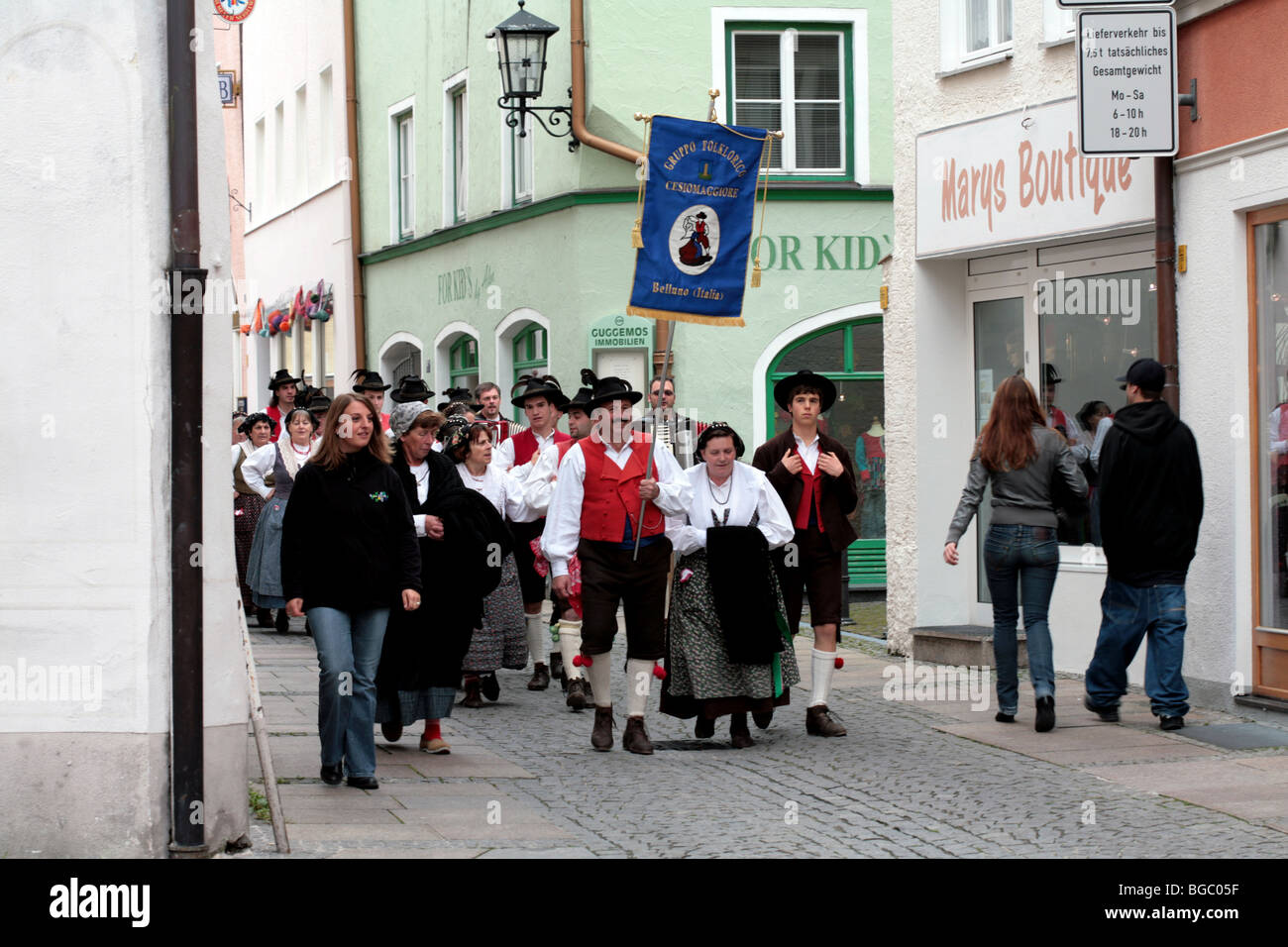 Ballerini Folk in costume tradizionale Fussen Baviera Germania Foto Stock