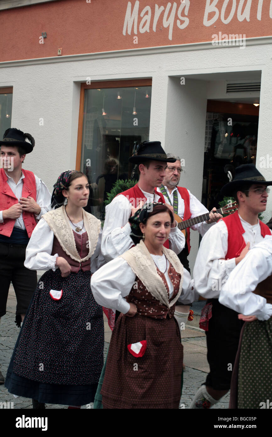 Ballerini Folk in costume tradizionale Fussen Baviera Germania Foto Stock