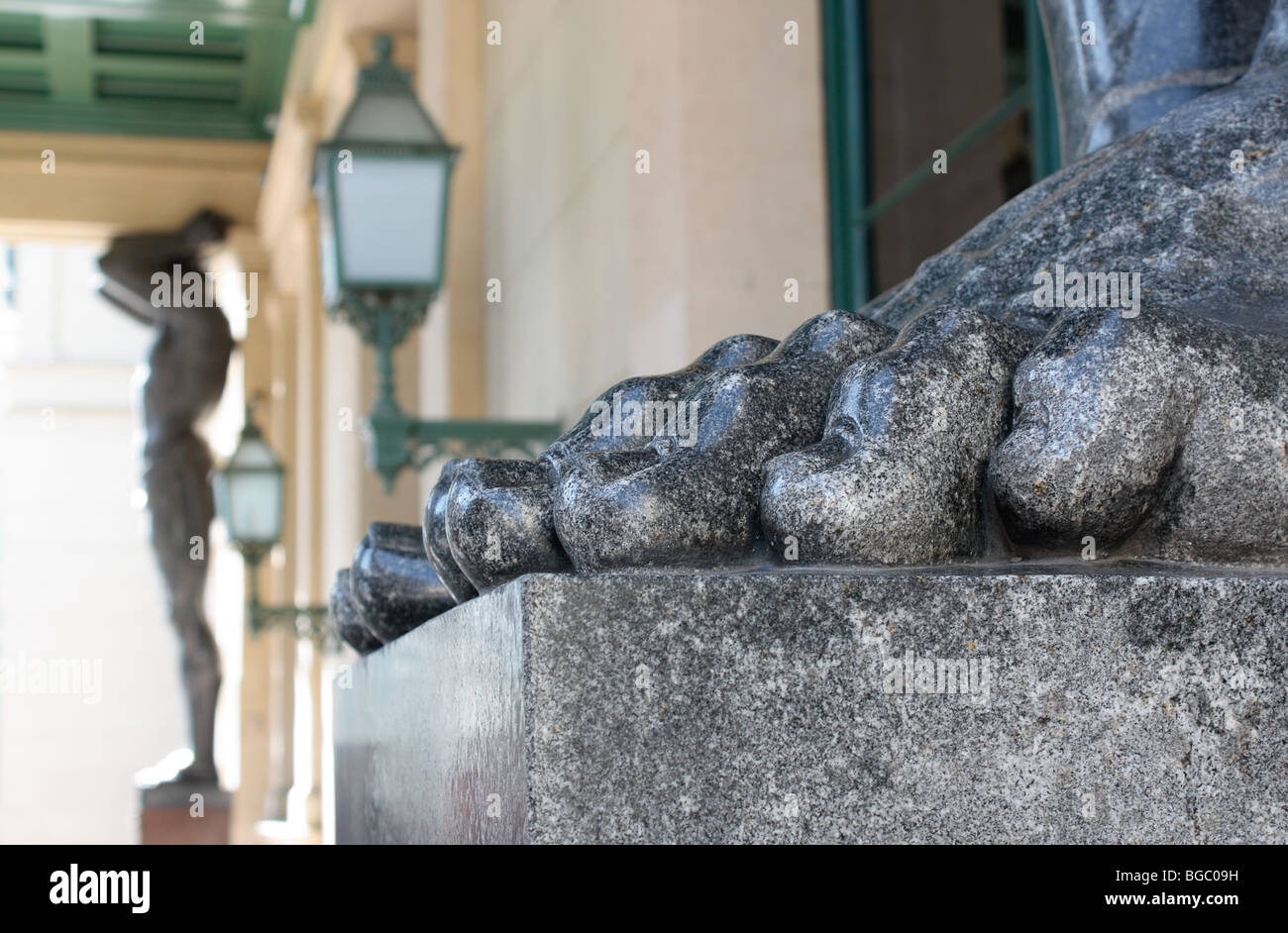 Portico del Nuovo Hermitage di San Pietroburgo. Focus sul piede in primo piano. Foto Stock