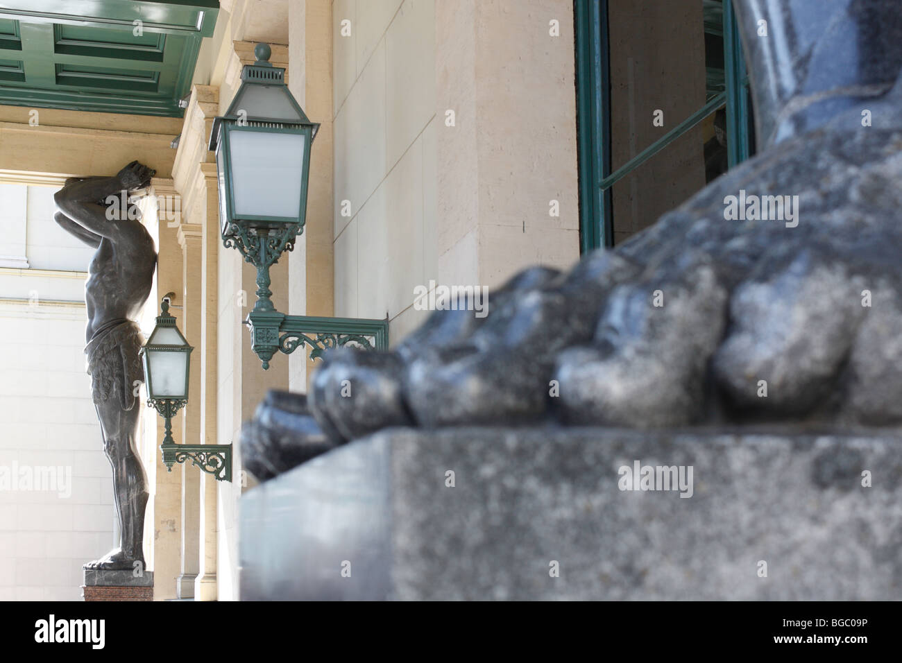 Portico del Nuovo Hermitage di San Pietroburgo. Messa a fuoco su un lontano scultura. Foto Stock