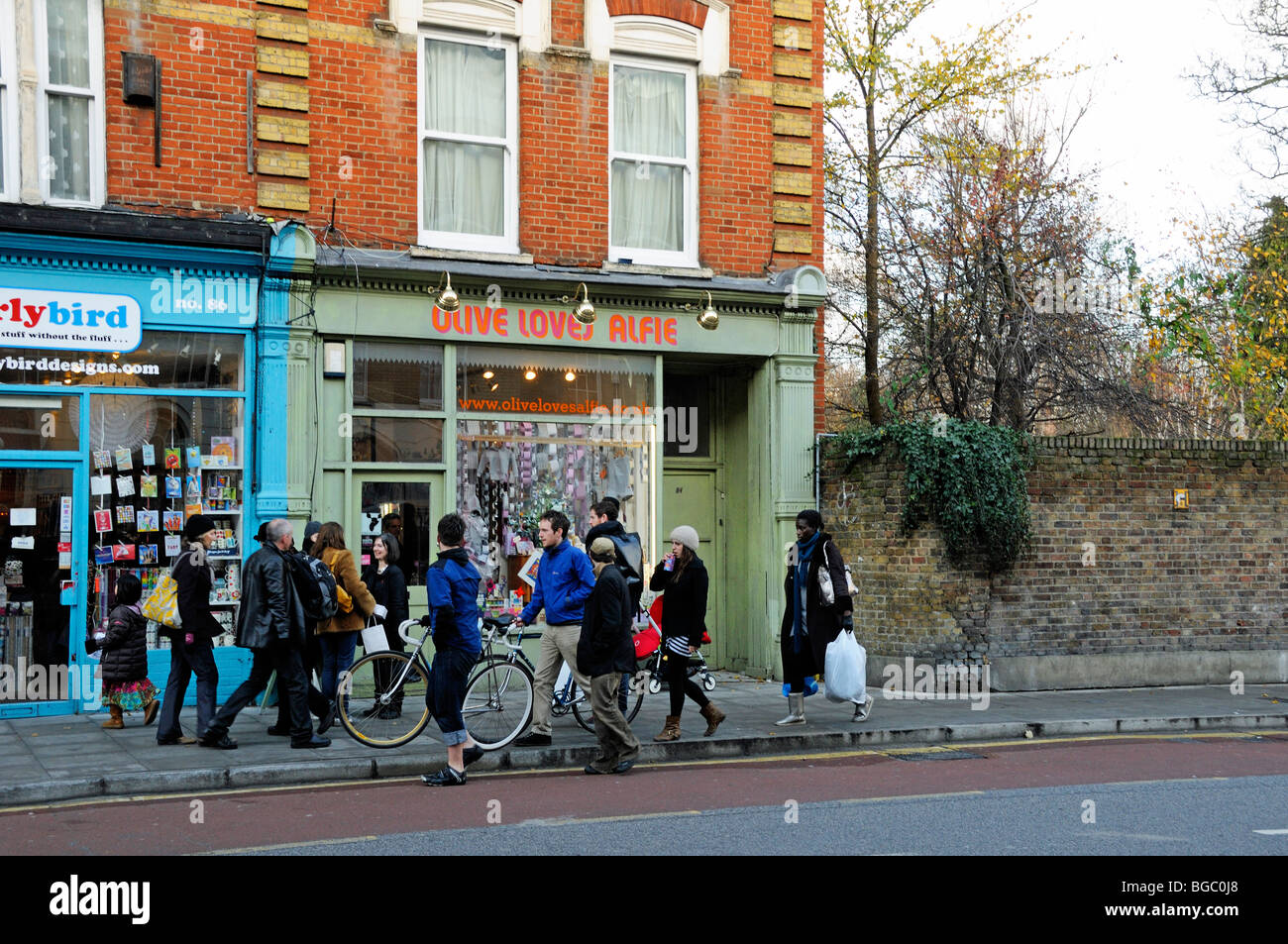 Le persone di fronte a Oliva Alfie ama a Stoke Newington Church Street a Londra England Regno Unito Foto Stock