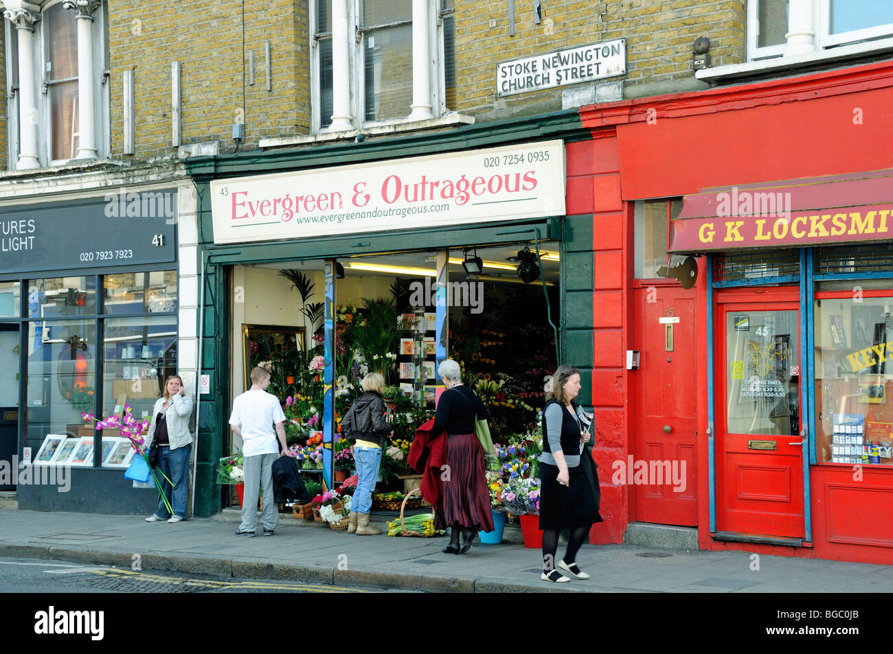 Persone nella parte anteriore del negozio di fiori "Evergreen & Outrageous' Stoke Newington Church Street a Londra England Regno Unito Foto Stock