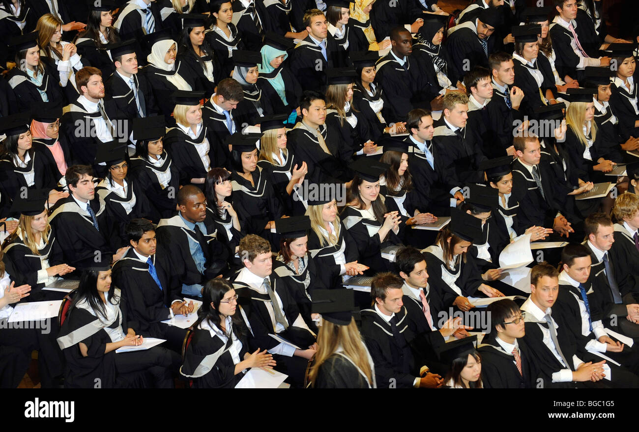 BRITISH gli studenti che frequentano la loro cerimonia di laurea presso una università britannica,UK. Foto Stock
