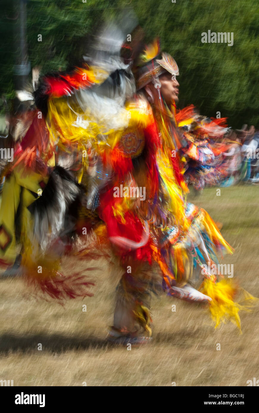 Stati Uniti d'America, Washington, Seattle. Motion Blur di danzatrice presso Seafair giorni Indian Pow Wow. Foto Stock