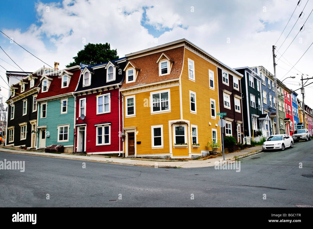 Case colorate su angolo di strada in San Giovanni, Terranova, Canada Foto Stock