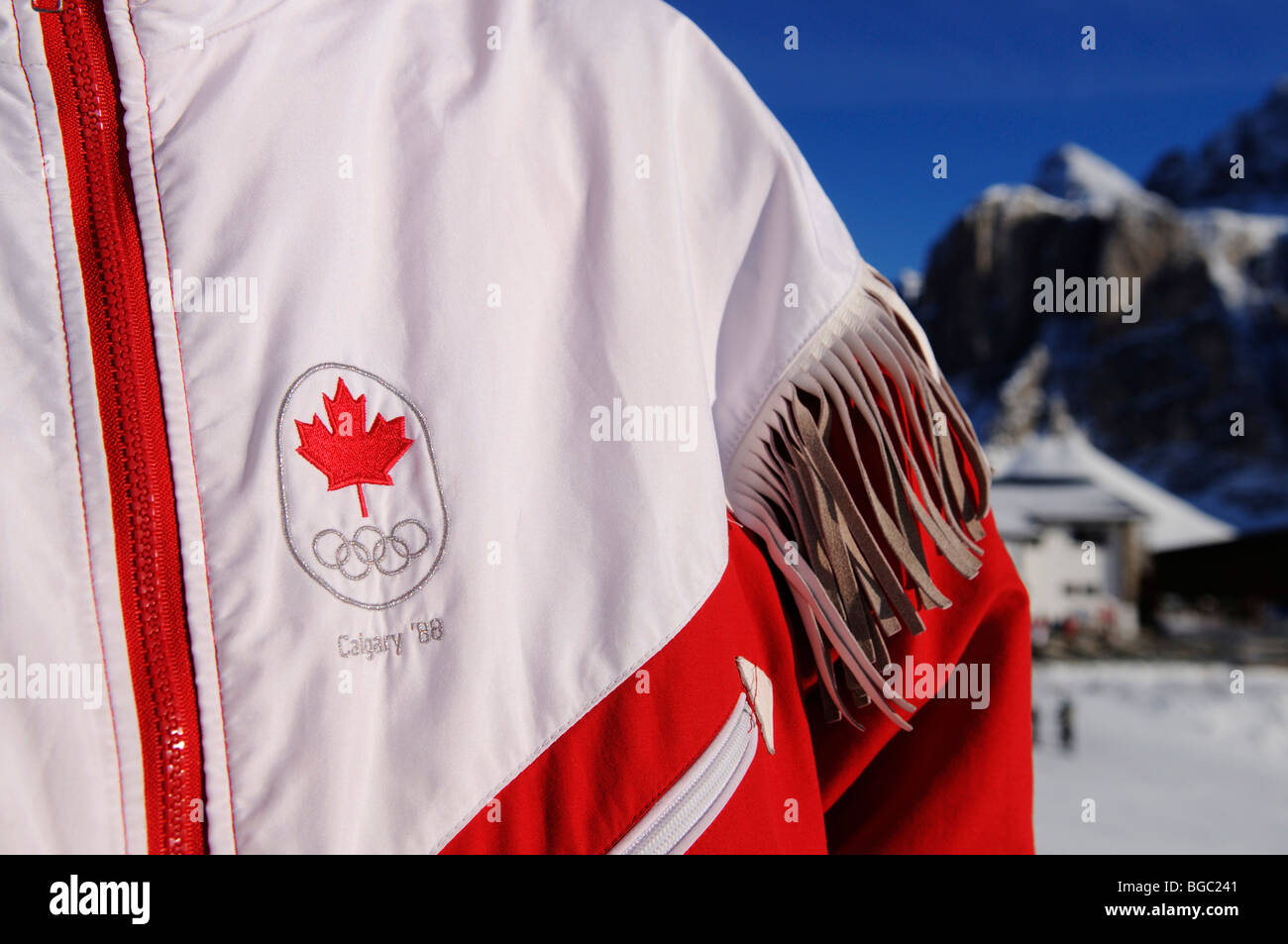 Camicia della squadra olimpica italiana da Calgary 1988, partecipante nella nostalgica gara di sci, Sella Ronda, Passo Gardena, Val Garden Foto Stock