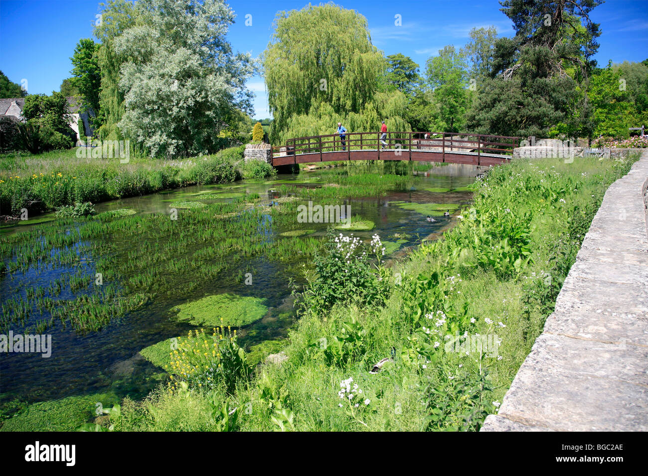 Fiume Coln Bibury village Gloucestershire Cotswolds Inghilterra REGNO UNITO Foto Stock