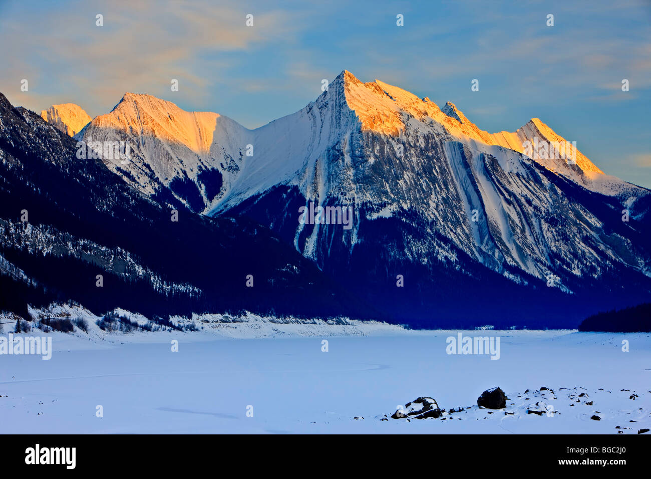 Coperte di neve lago della medicina durante l'inverno, il Lago Maligne Road, Jasper National Park, Canadian Rocky Mountains, Alberta, Canada. Ja Foto Stock
