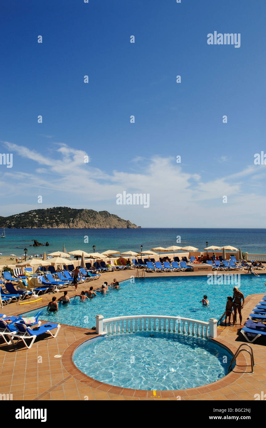 Piscina, Hotel Invisa Cala Blanca, Platja d'Es Figueral, Ibiza, Isole di pino, isole Baleari, Spagna, Europa Foto Stock