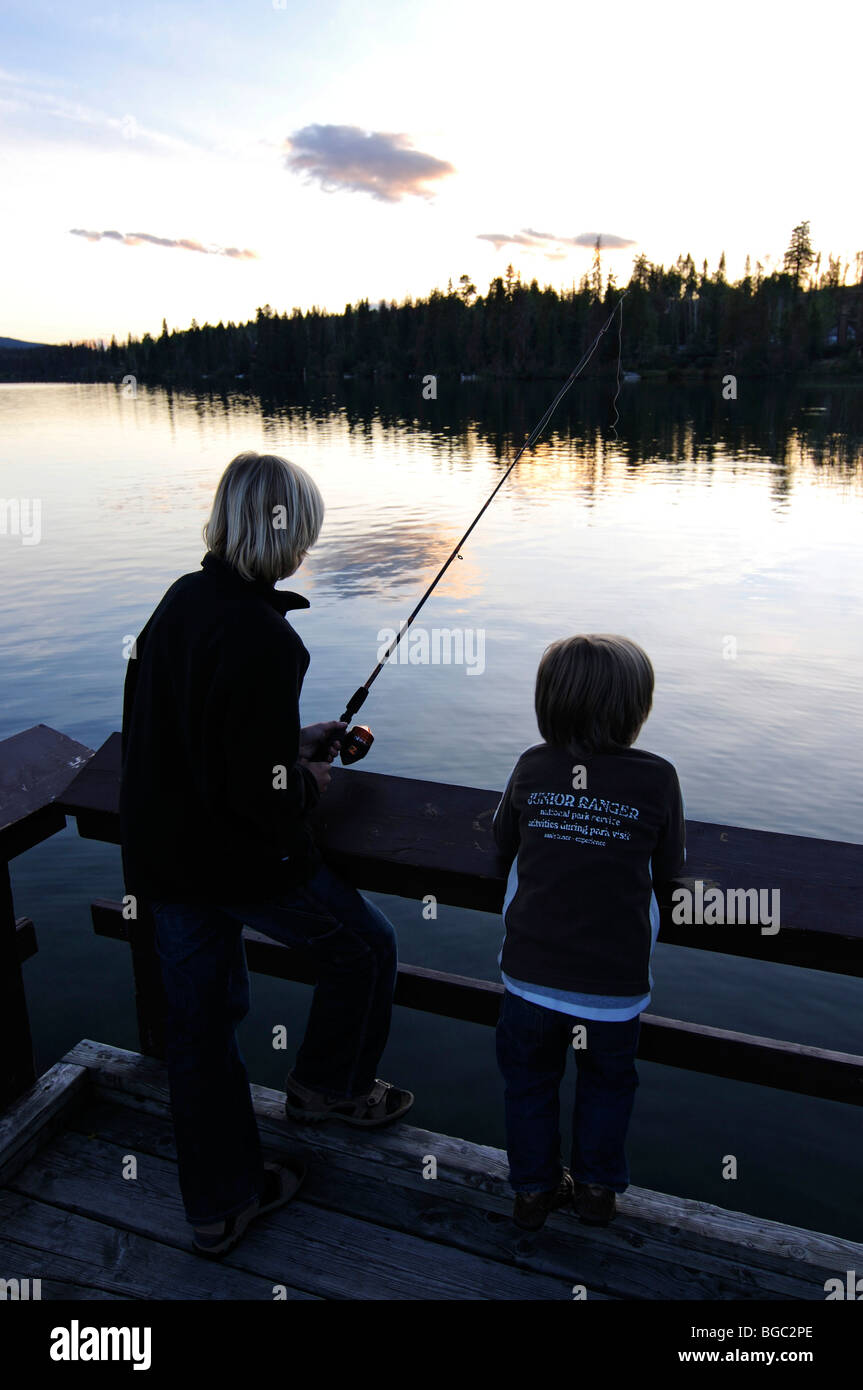 I bambini la pesca, British Columbia, Canada Foto Stock