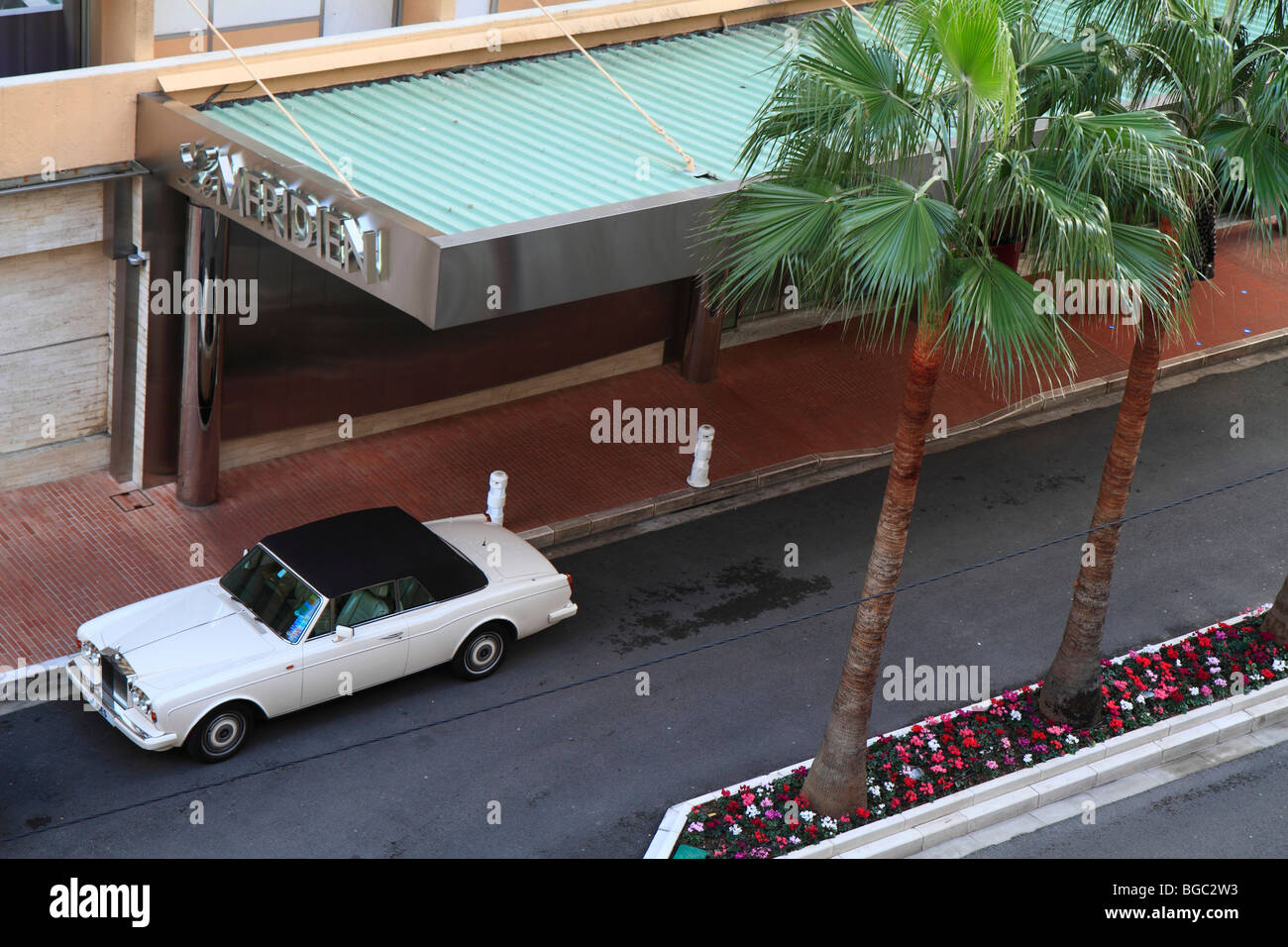 Vecchia Rolls Royce Silver Shadow cabriolet anteriore dell'hotel Le Méridien Beach Plaza, palme (Washingtonia filifera) su r Foto Stock