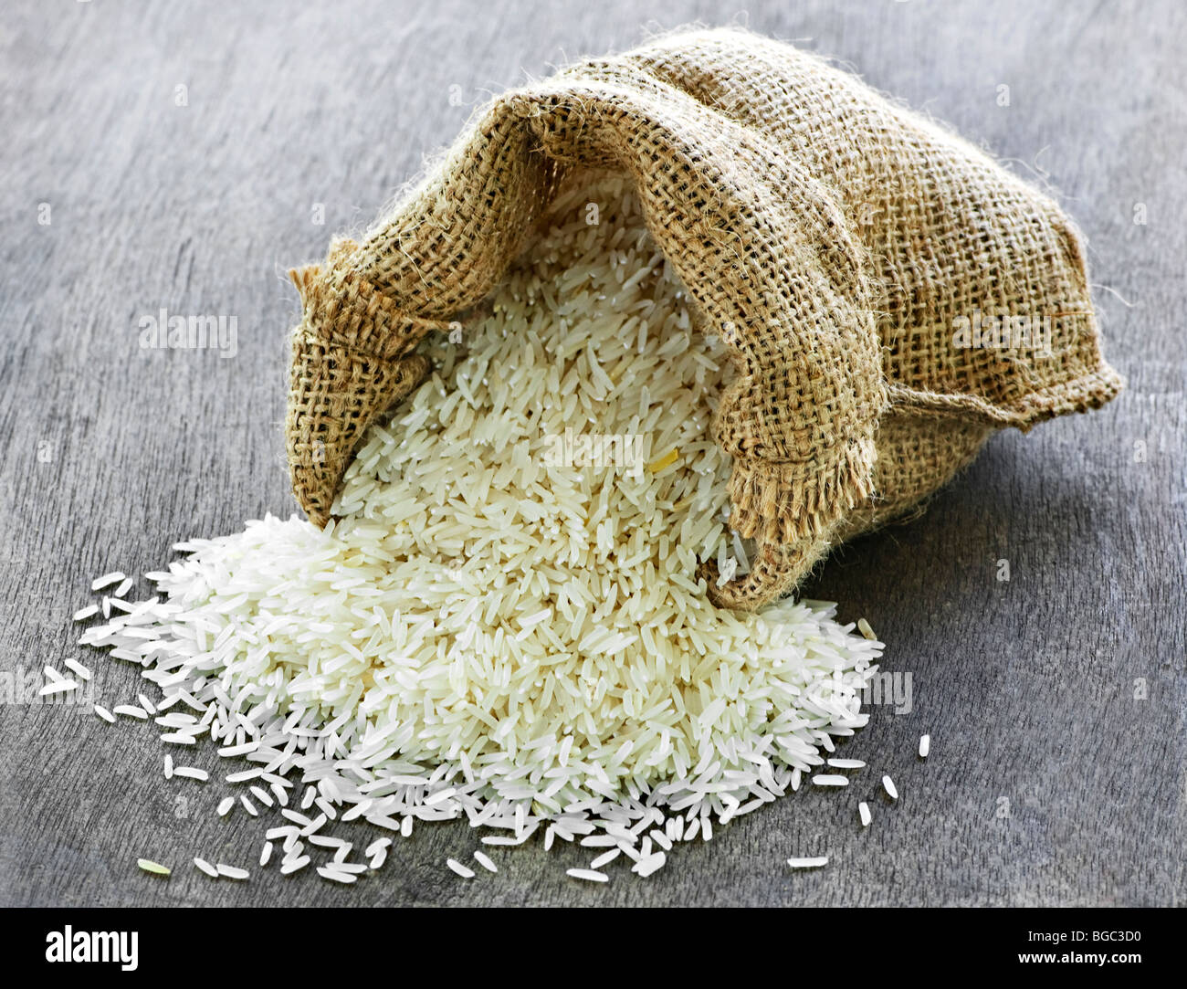 Materie di riso bianco a chicco lungo grani in sacchetto di tela Foto stock  - Alamy