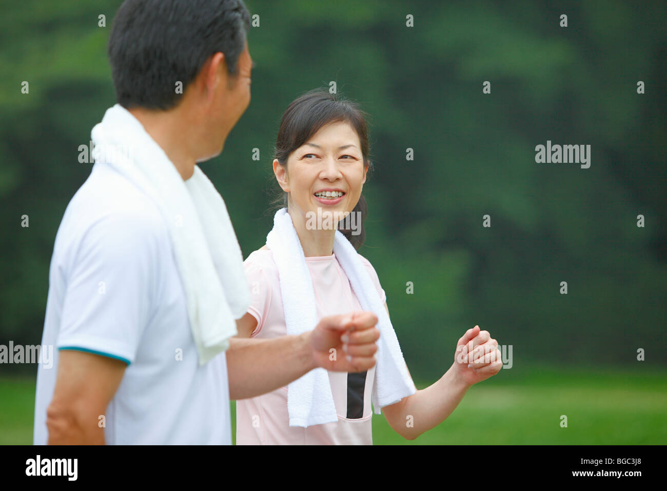 Coppia matura a piedi Foto Stock
