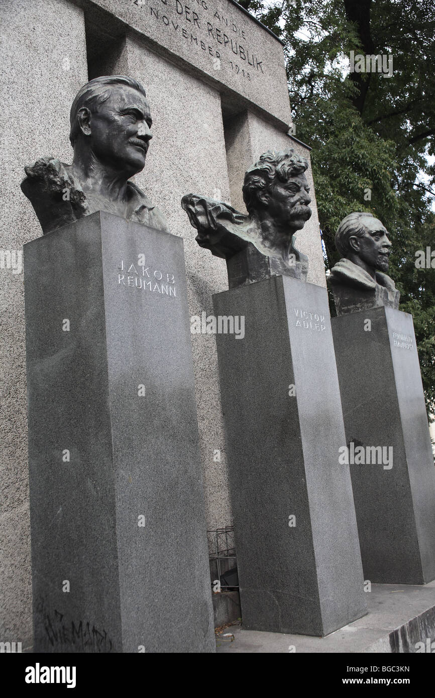 Un monumento della Repubblica con i busti di Jakob Reumann, Victor Adler e Ferdinando Hanusch, Vienna, Austria Foto Stock