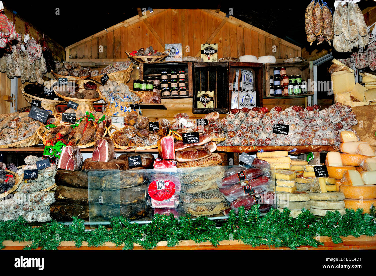 Parigi, Francia, Shopping di Natale, Delicatessen Francese alimentare al tradizionale 'mercato di Natale' , Chalet consumo locale Foto Stock