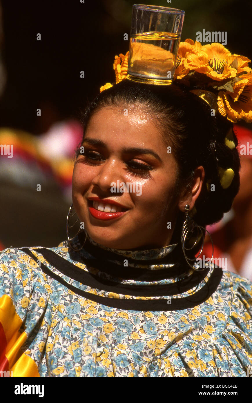 Un ballerino con il Balletto Folklorico Azteca saldi un bicchiere di acqua sul suo capo mentre si esegue in Nogales, Sonora, Messico. Foto Stock