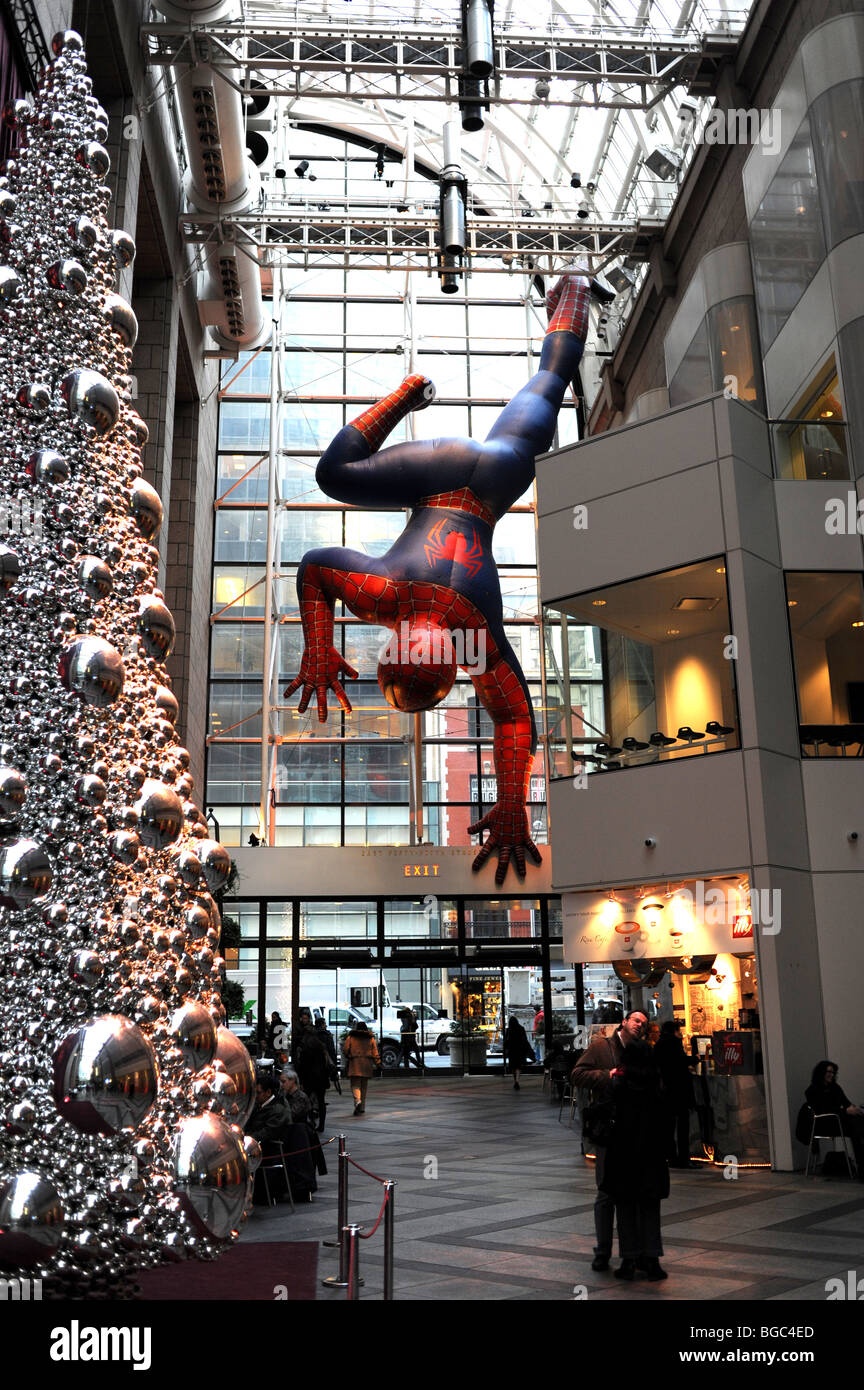 Giant spiderman personaggio in esperienza Sony edificio sulla East cinquanta Fifth Street Manhattan New York - USA Foto Stock