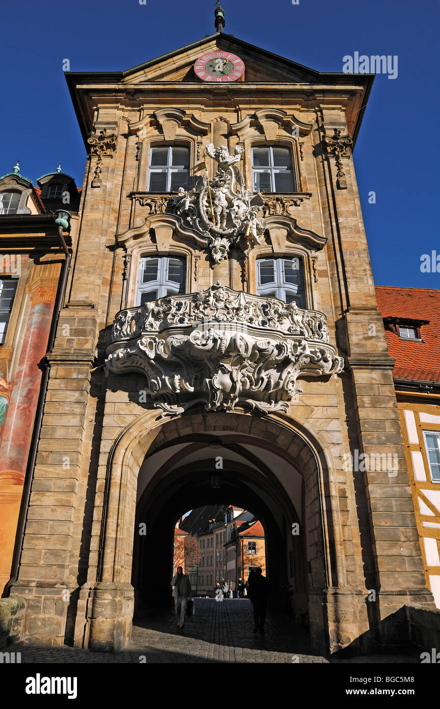 Balcone in stile barocco, metà del XVIII secolo, al di sopra del vecchio stemma della città di Bamberga presso il Municipio della Città Vecchia, Obere BRUECKE 1, Bamberg, U Foto Stock