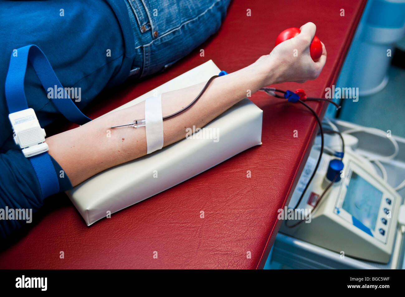 La donazione di sangue in una croce di colore rosso sangue auto donazione Foto Stock