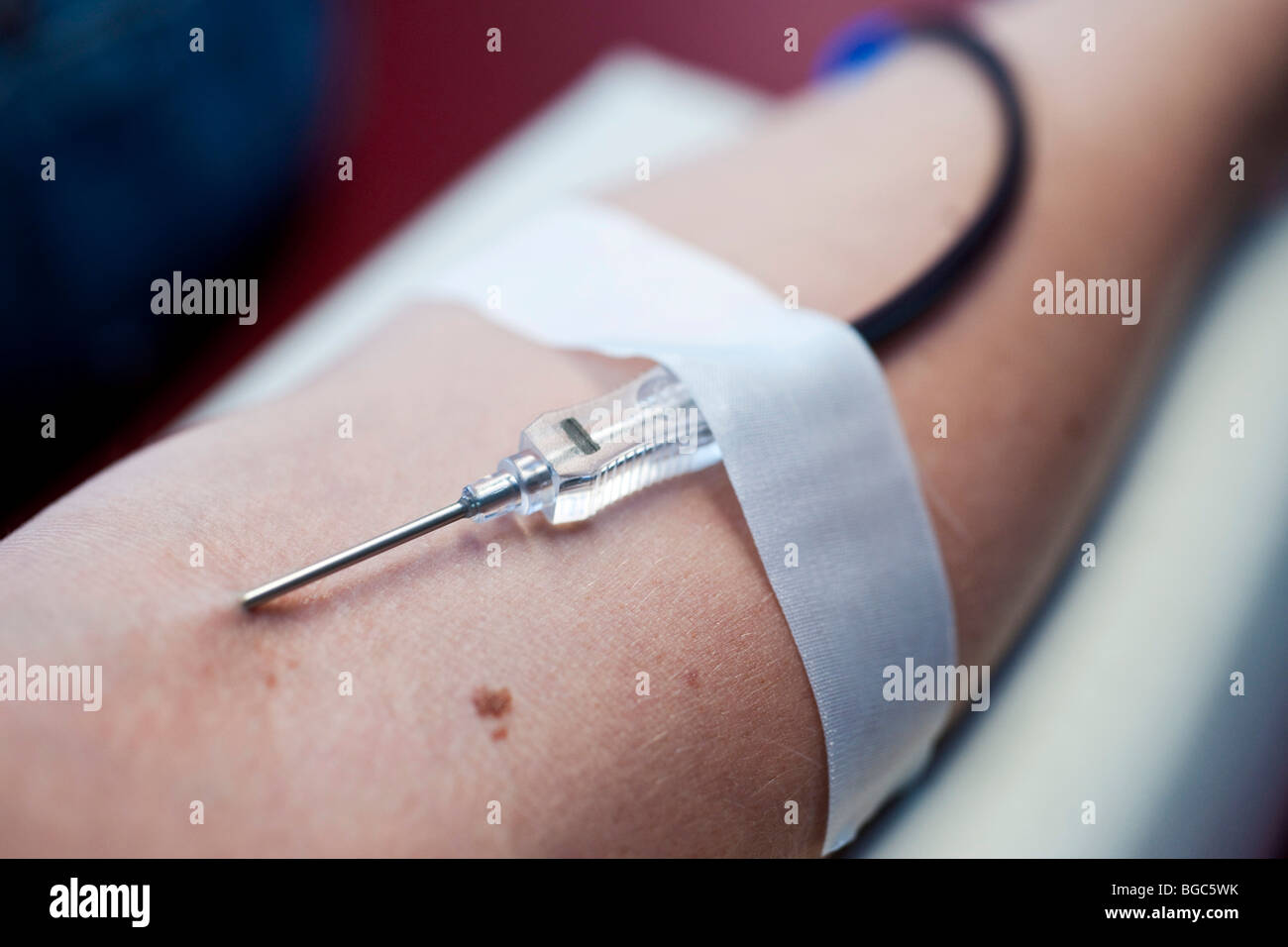 La donazione di sangue in una croce di colore rosso sangue auto donazione Foto Stock
