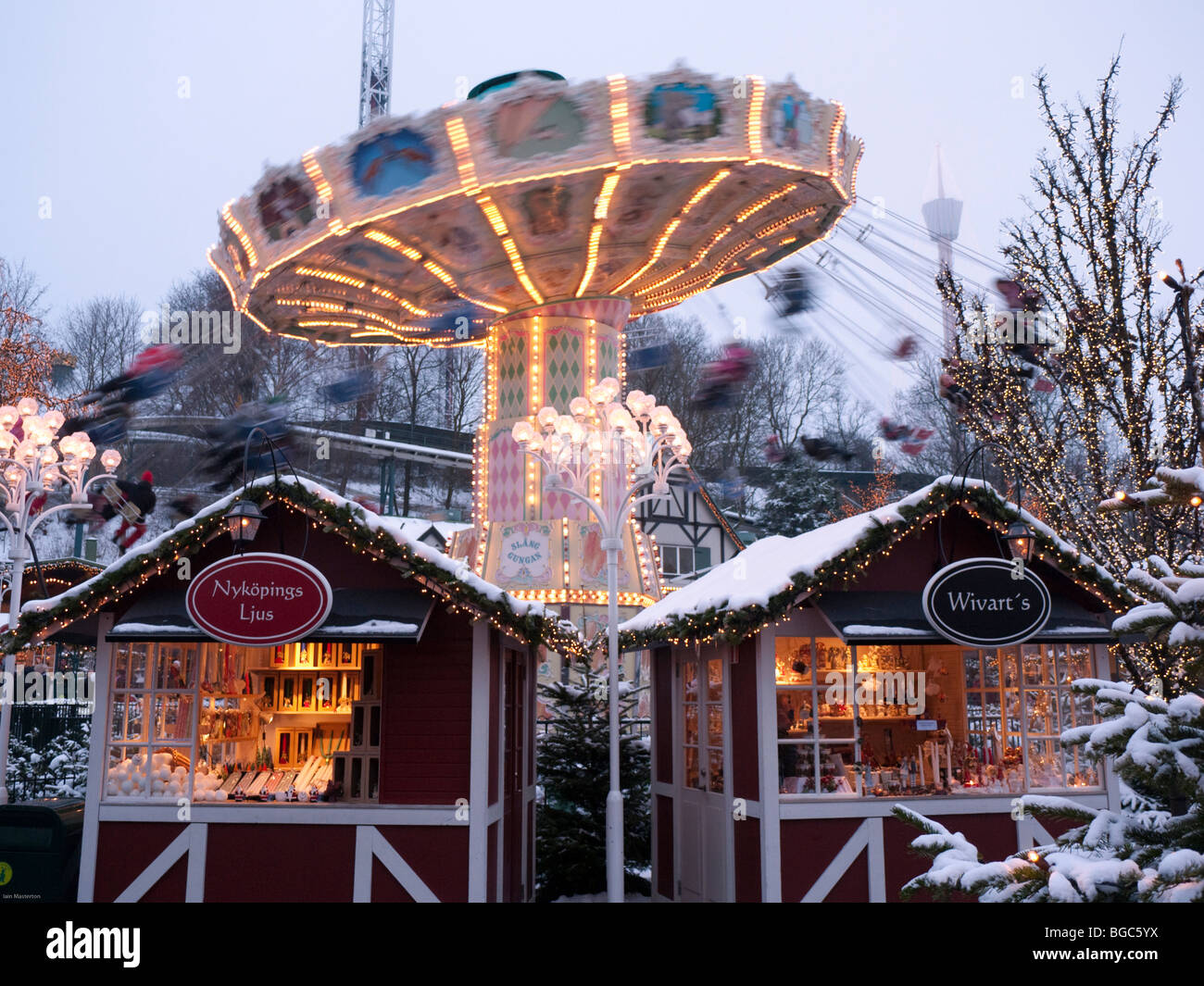 Parco di divertimenti e piccolo artigianato in legno negozi al crepuscolo al mercatino di Natale di Liseberg Amusement Park a Göteborg in Svezia Foto Stock