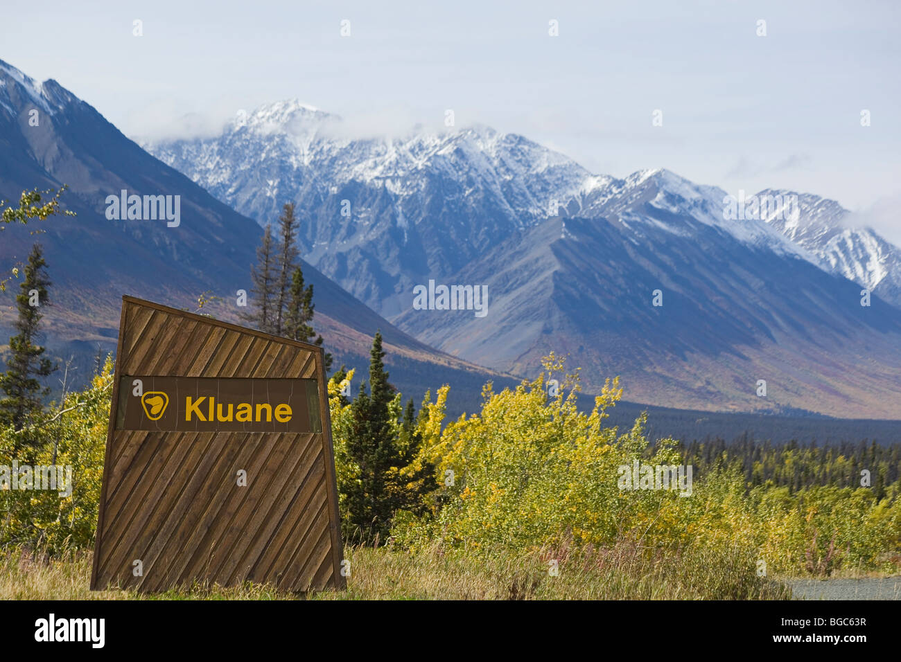 Cartello di ingresso Parco Nazionale Kluane e riservare lungo Haines Road vicino a Kathleen Lake, estate indiana, le foglie in autunno colori, St. Foto Stock