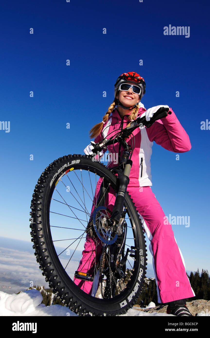 Mountain Biker, mountain bike con pneumatici spiked, Mt. Kampenwand, regione Chiemgau, Baviera, Germania, Europa Foto Stock