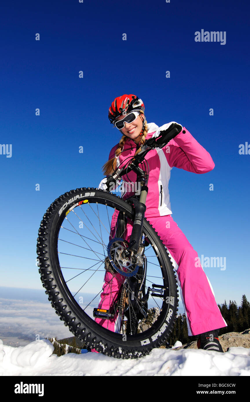 Mountain Biker, mountain bike con pneumatici spiked, Mt. Kampenwand, regione Chiemgau, Baviera, Germania, Europa Foto Stock