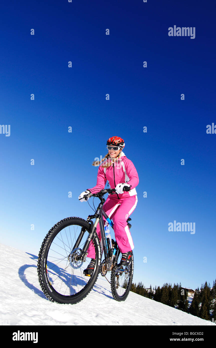Mountain Biker, mountain bike con pneumatici spiked, Mt. Kampenwand, regione Chiemgau, Baviera, Germania, Europa Foto Stock