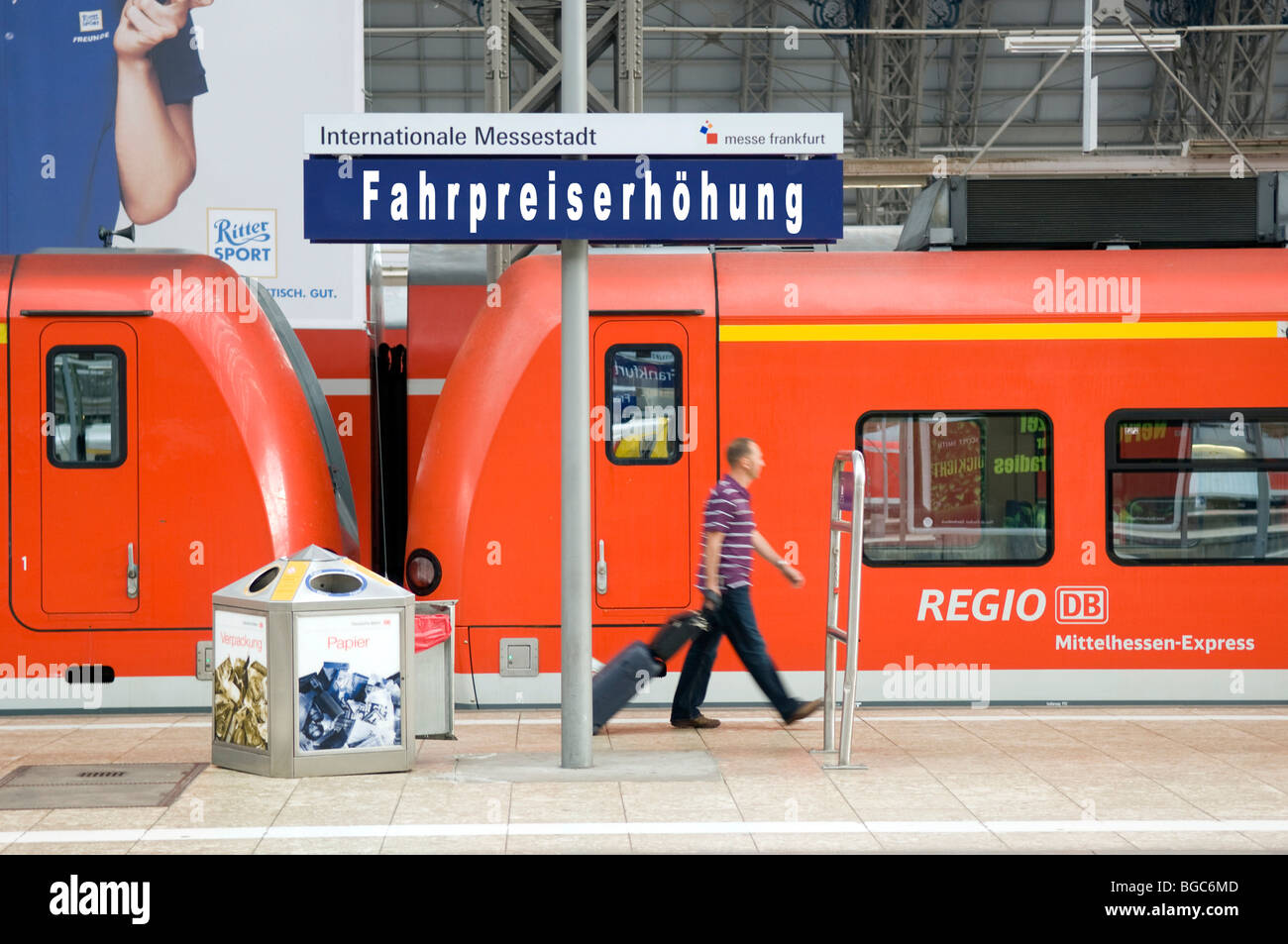 Segno, aumento della tariffa, Deutsche Bundesbahn Ferrovie tedesche, la stazione centrale di Francoforte, Hesse, Germania, Europa Foto Stock