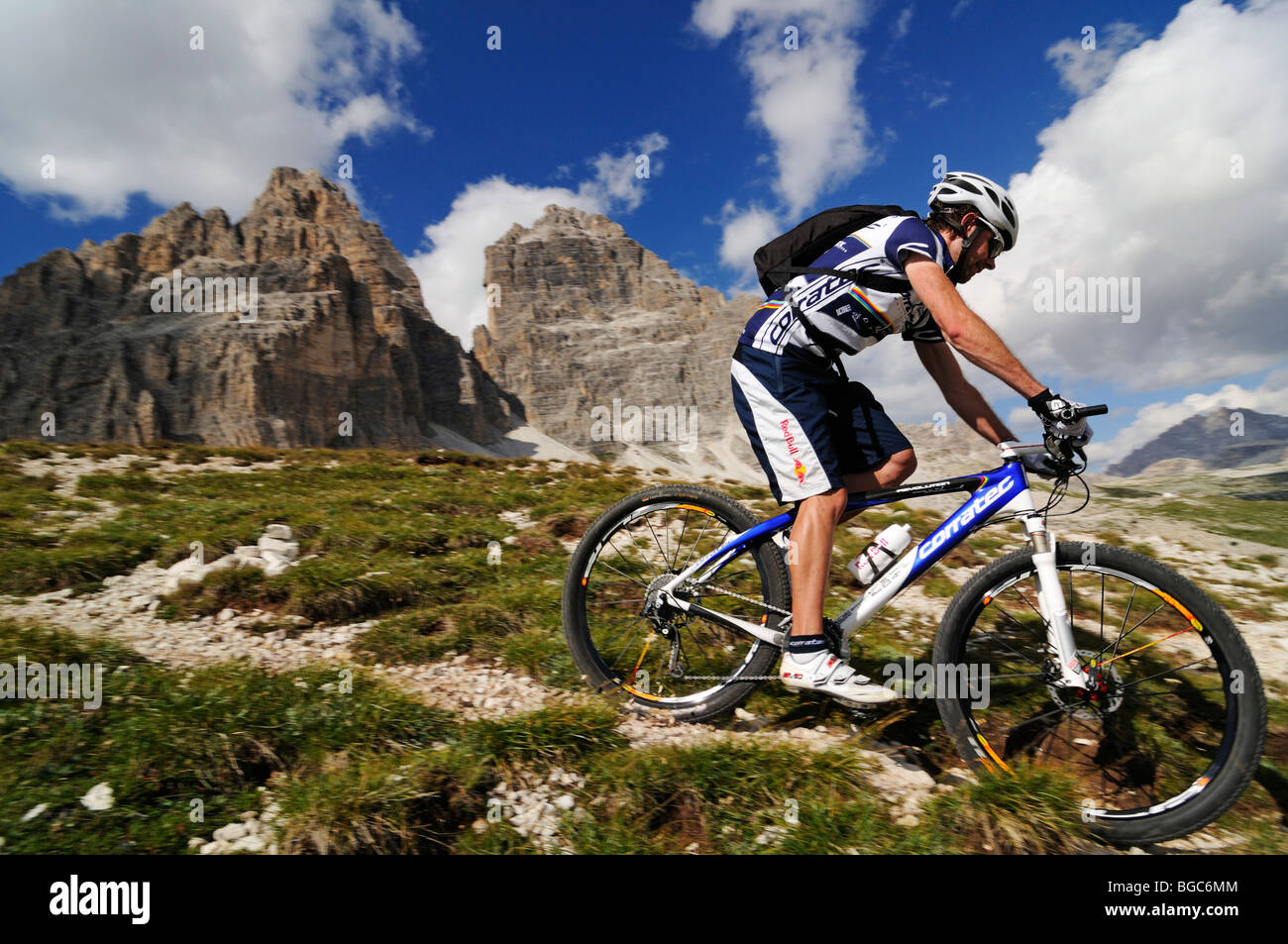 Mountain bike pro Roland Stauder davanti alla Tre Cime di Lavaredo, tre picchi, Alta Pusteria, Dolomiti, Alto Adige, Ital Foto Stock