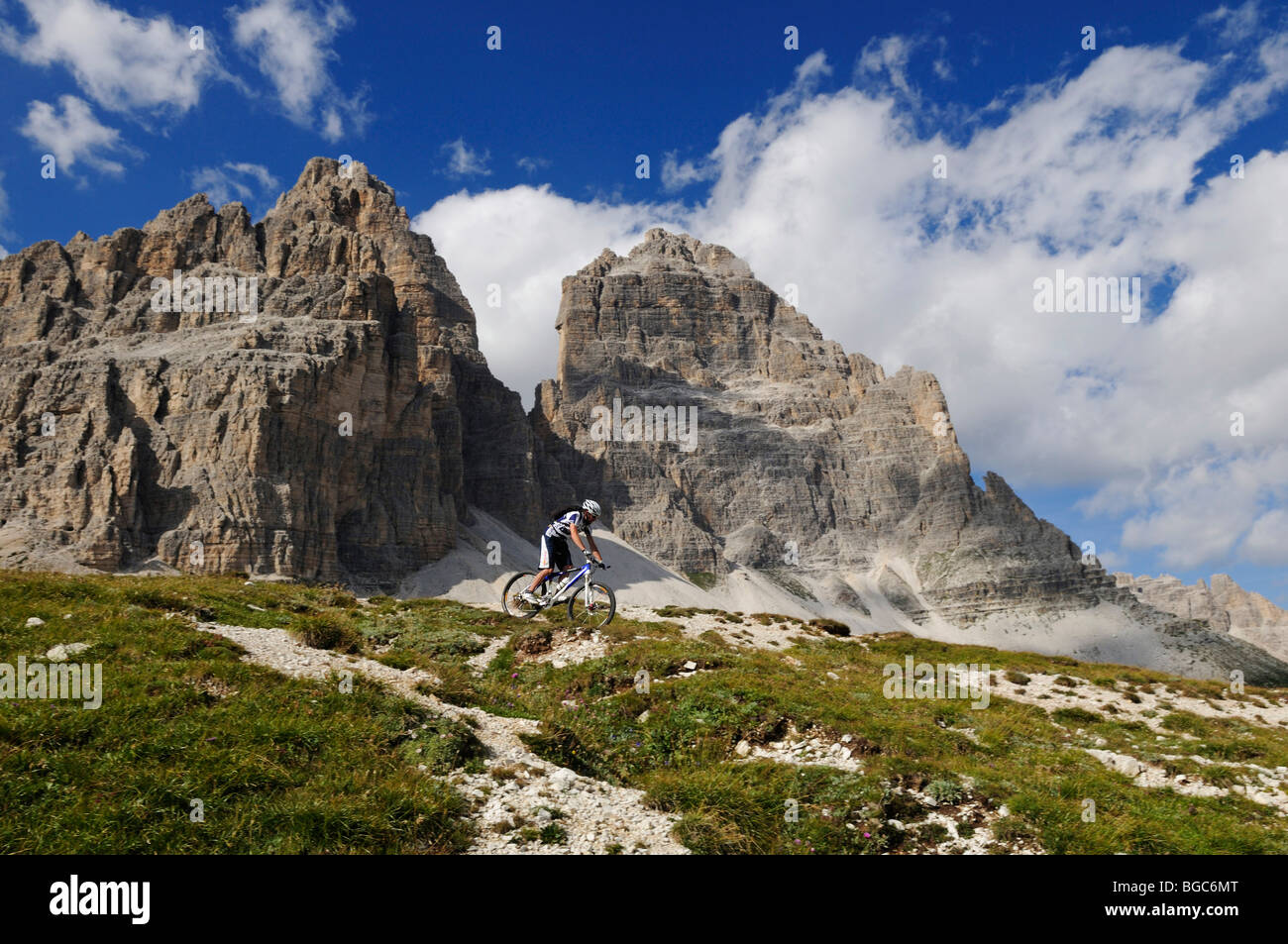 Mountain bike pro Roland Stauder davanti alla Tre Cime di Lavaredo, tre picchi, Alta Pusteria, Dolomiti, Alto Adige, Ital Foto Stock