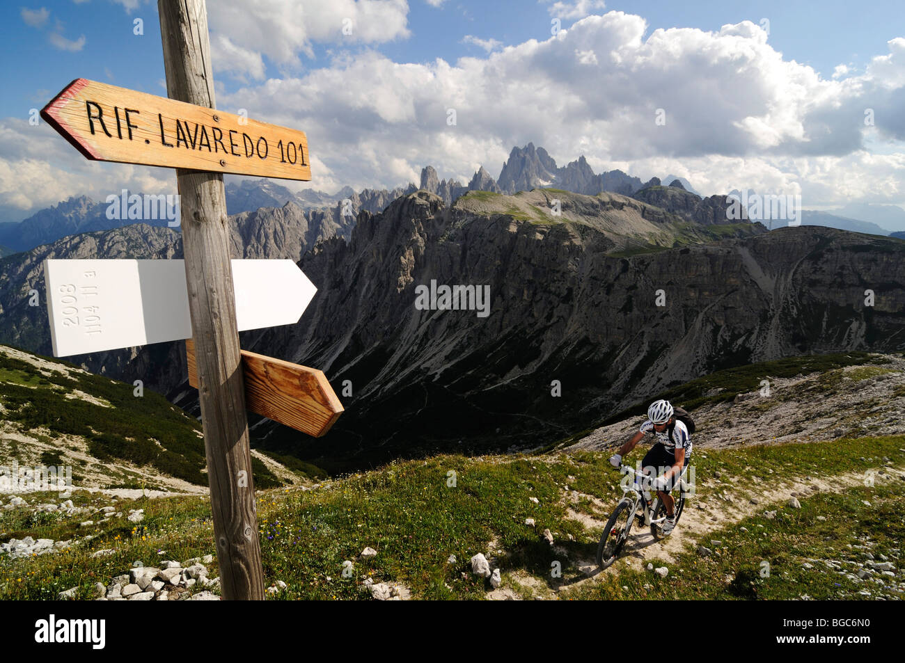 Mountain bike pro Roland Stauder presso il Rifugio Lavaredo, Alta Pusteria, Dolomiti, Alto Adige, Italia, Europa Foto Stock