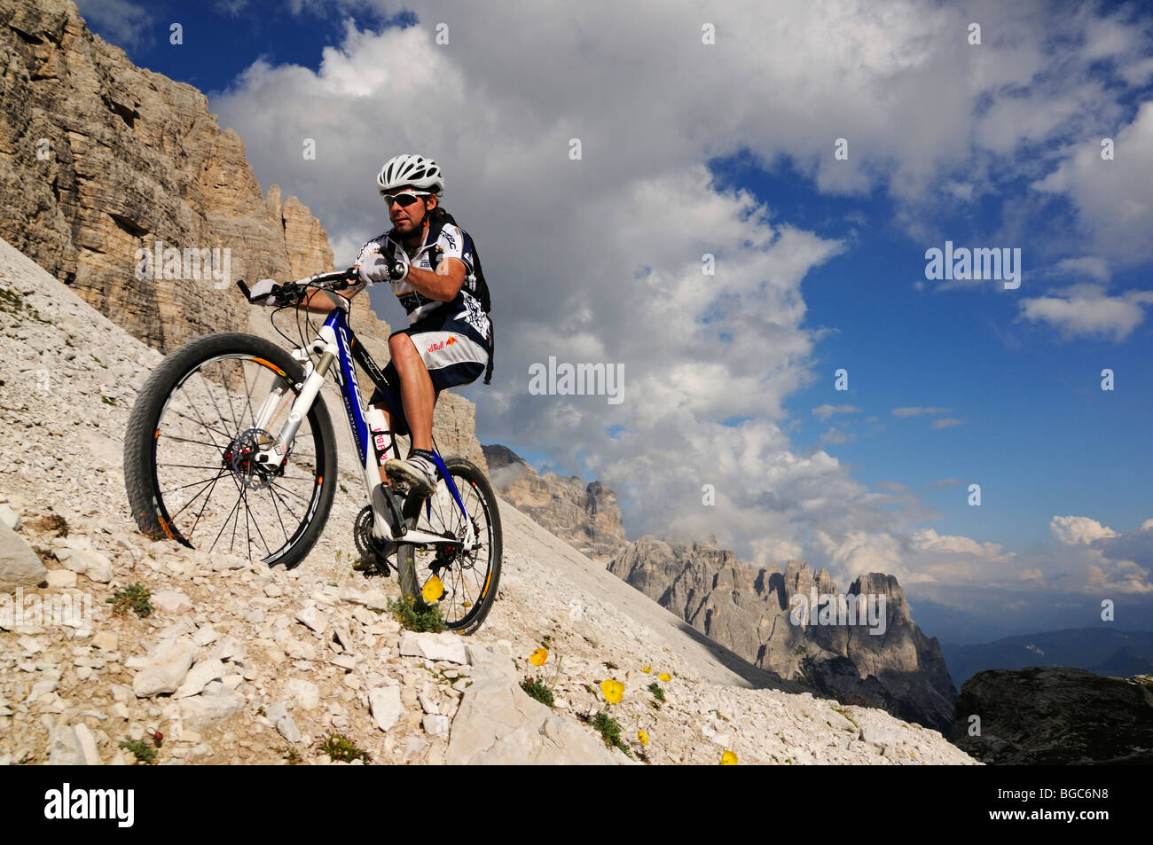 Mountain bike pro Roland Stauder davanti a Patern Pass, Alta Pusteria, Dolomiti, Alto Adige, Italia, Europa Foto Stock