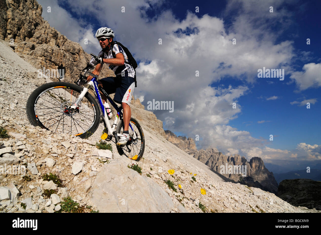 Mountain bike pro Roland Stauder davanti a Patern Pass, Alta Pusteria, Dolomiti, Alto Adige, Italia, Europa Foto Stock