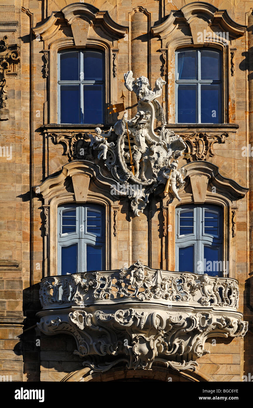 Balcone in stile barocco, metà del XVIII secolo, al di sopra del vecchio stemma della città di Bamberga presso il Municipio della Città Vecchia, Obere BRUECKE 1, Bamberg, U Foto Stock