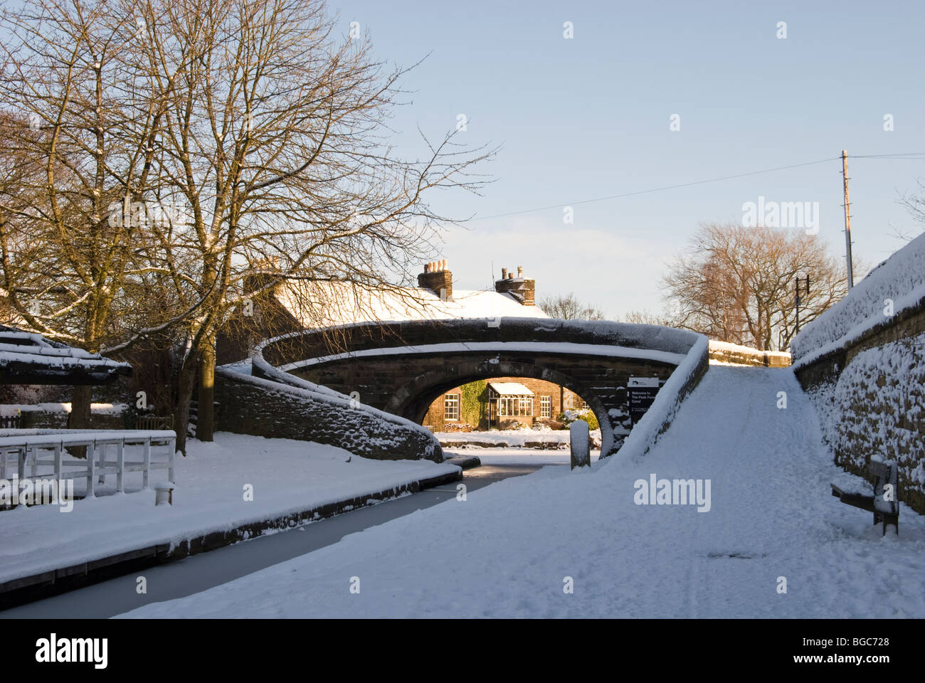 Vista del ponte a peak forest canal il bloccaggio superiore marple nella neve Foto Stock