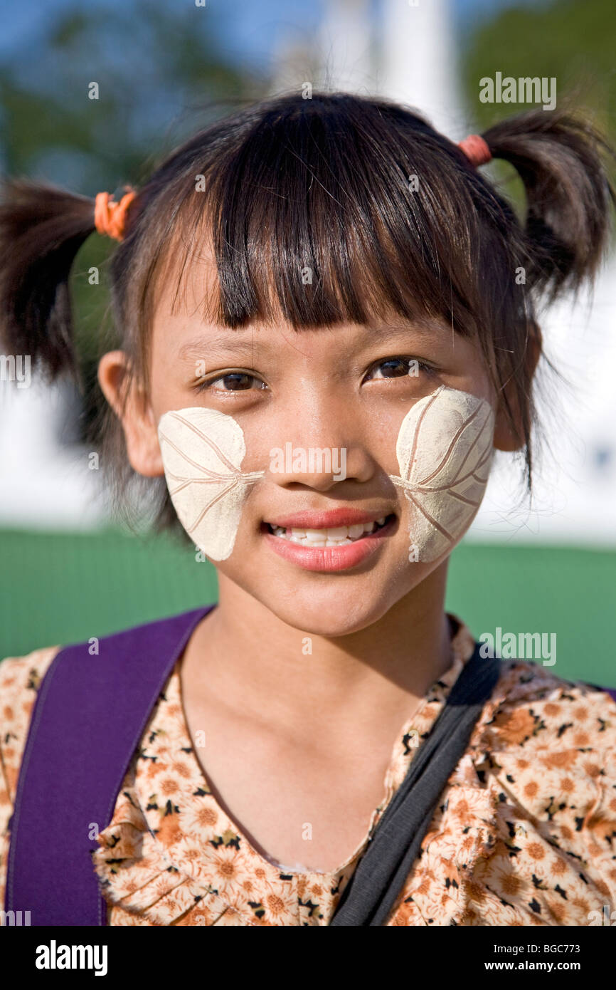 Ragazza birmano con make-up tradizionale (thanakha). Mandalay. Myanmar Foto Stock