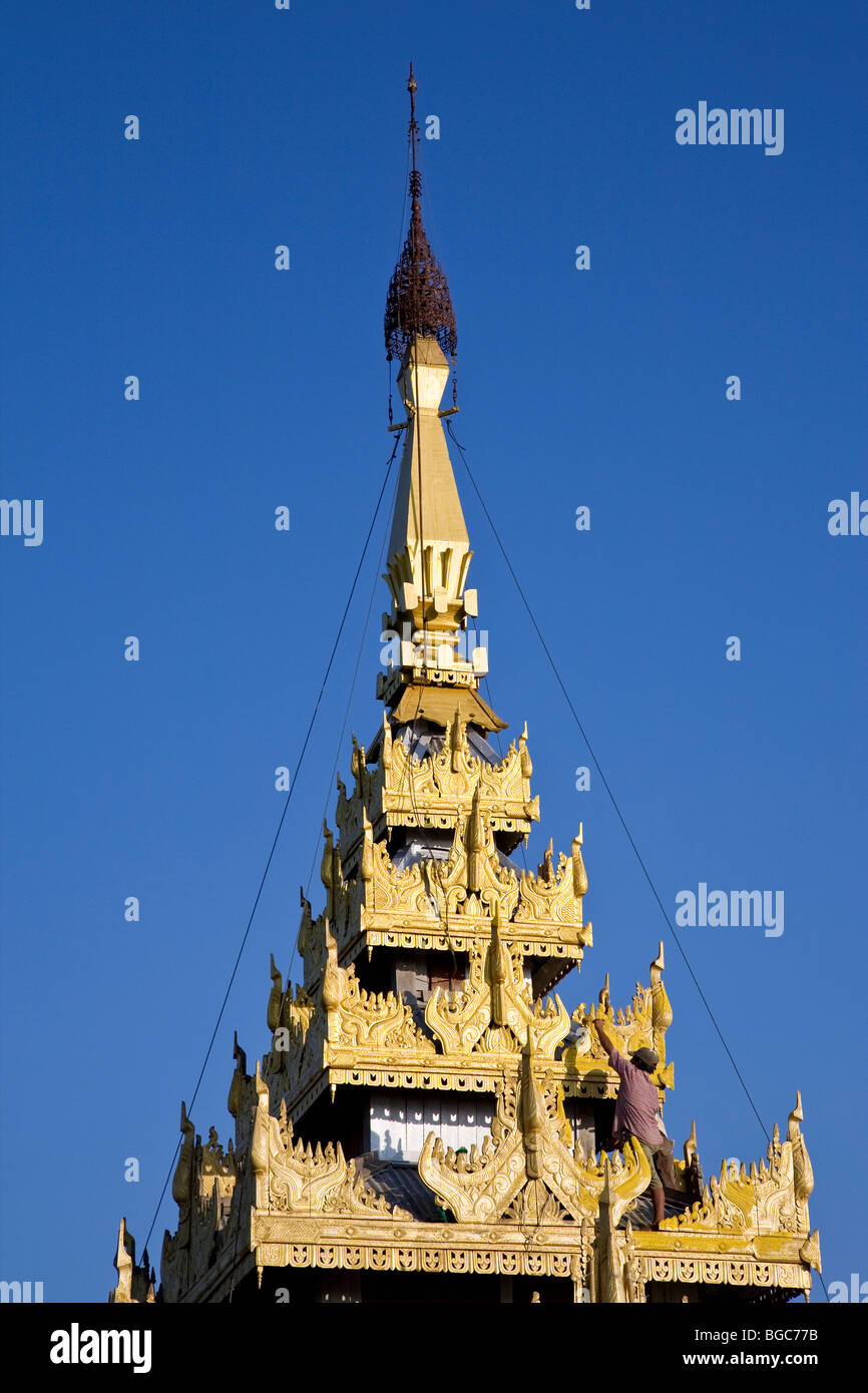 L'uomo pittura Sutaungpyei pagoda. Mandalay Hill. Mandalay. Myanmar Foto Stock