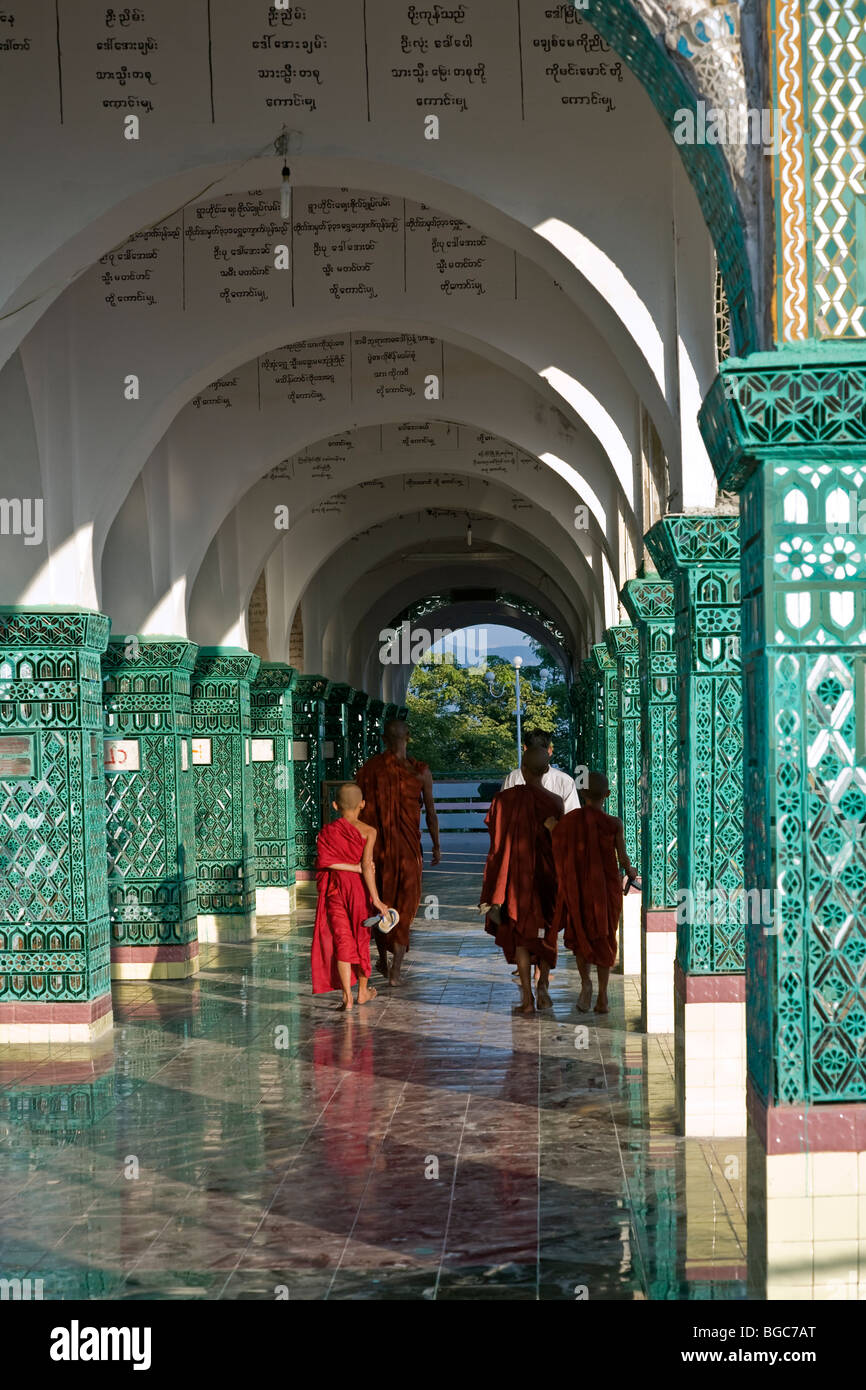 Novizi buddisti monaci. Sutaungpyei pagoda. Mandalay Hill. Mandalay. Myanmar Foto Stock