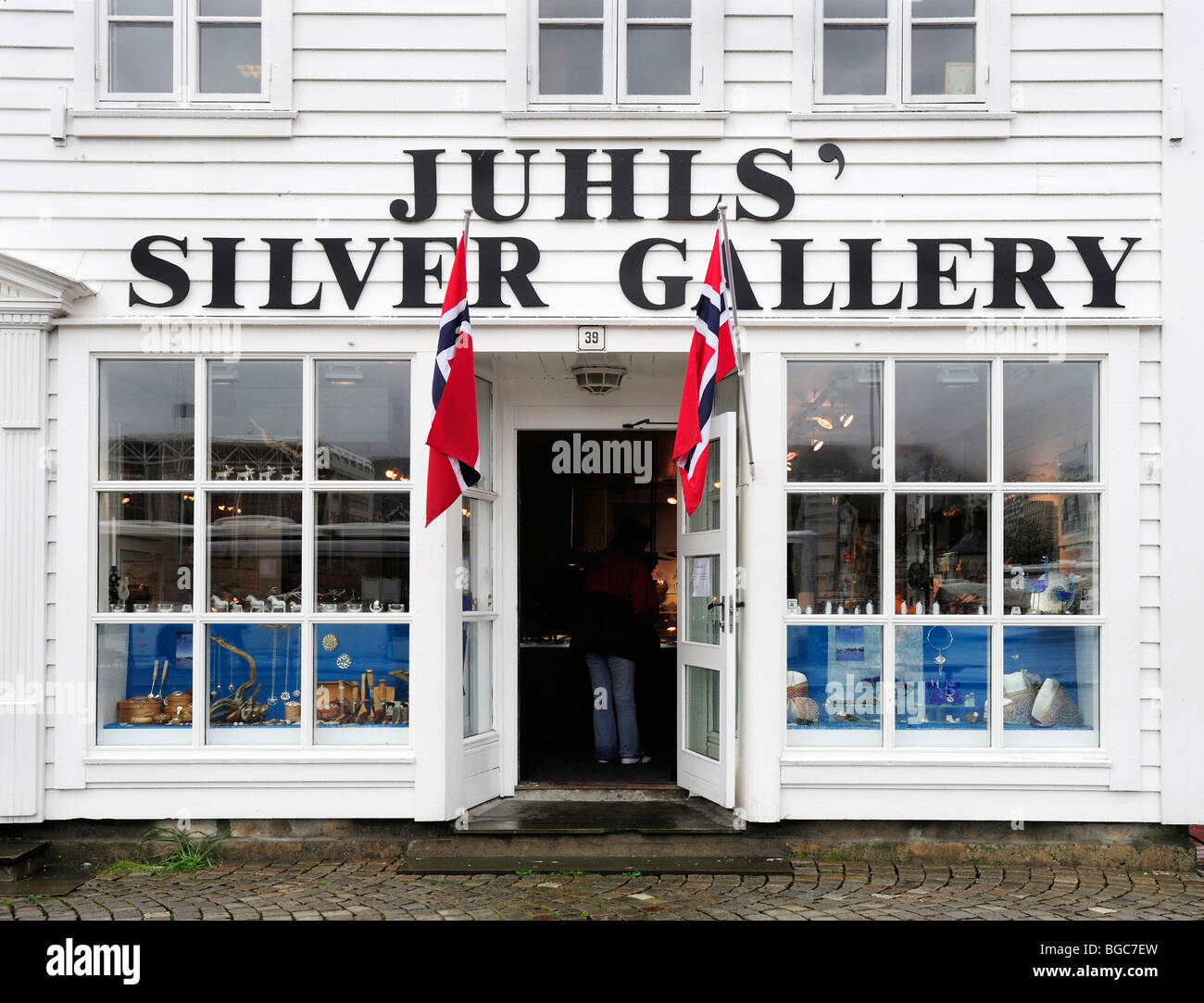 Gioielleria e negozio di articoli da regalo, Bryggen, area anseatica di distretto di Bergen, Norvegia, Scandinavia, Europa settentrionale Foto Stock