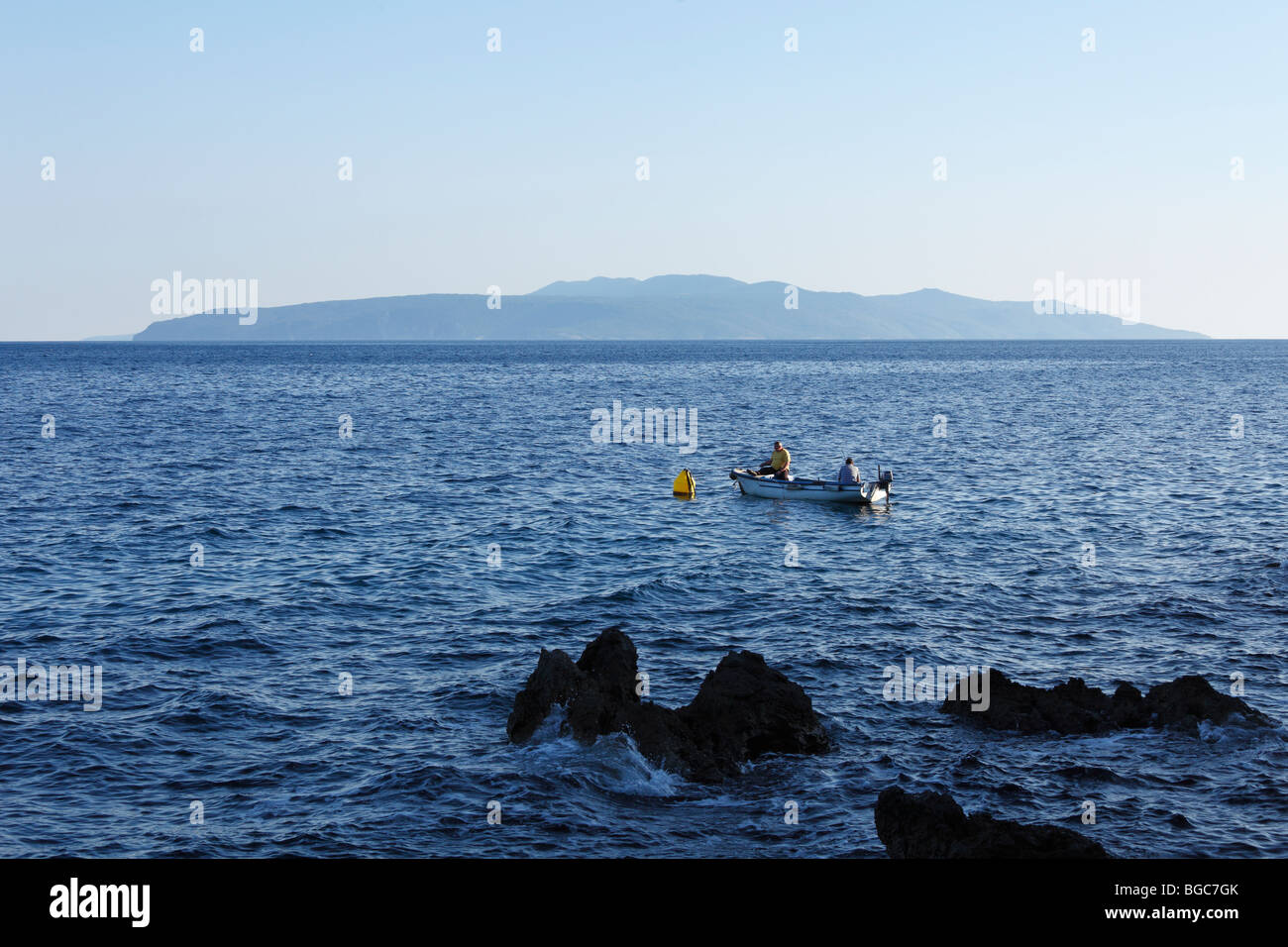 I pescatori in una barca, Isola di Cherso, vista da Ika, Istria, Quarnero golfo, Croazia, Europa Foto Stock
