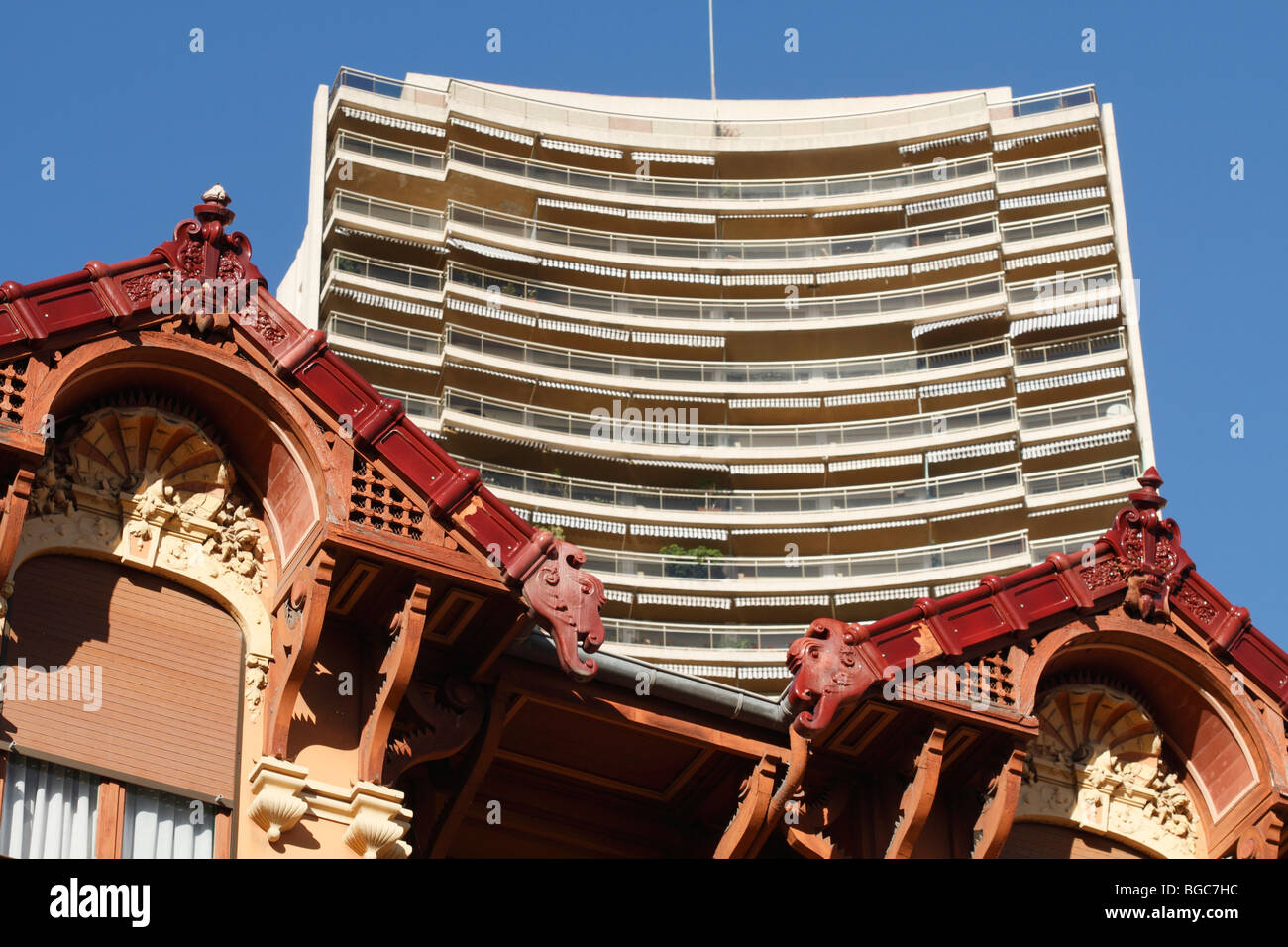 Timpano di una vecchia casa di fronte un grattacielo, Boulevard d'Italie, Monaco, Cote d'Azur, Europa Foto Stock