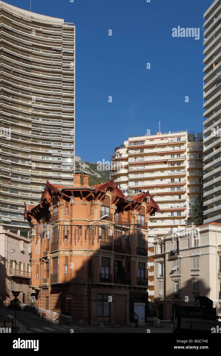 Casa storica incuneato tra i grattacieli sul Boulevard d'Italie, Monaco, Cote d'Azur, Europa Foto Stock