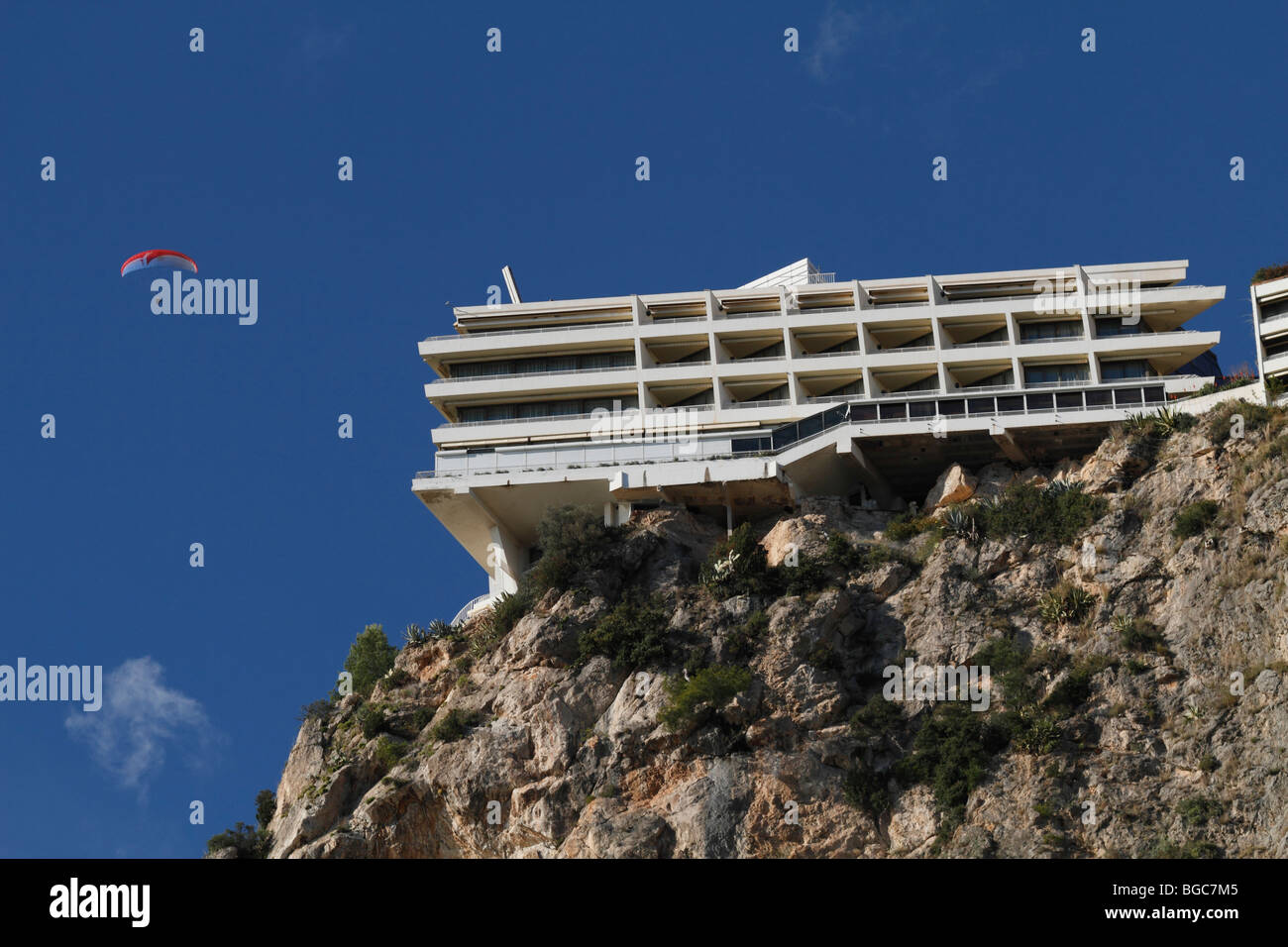 Hotel Vista Palace con il parapendio, Roquebrune Cap Martin, Alpes Maritimes, Cote d'Azur, in Francia, in Europa Foto Stock