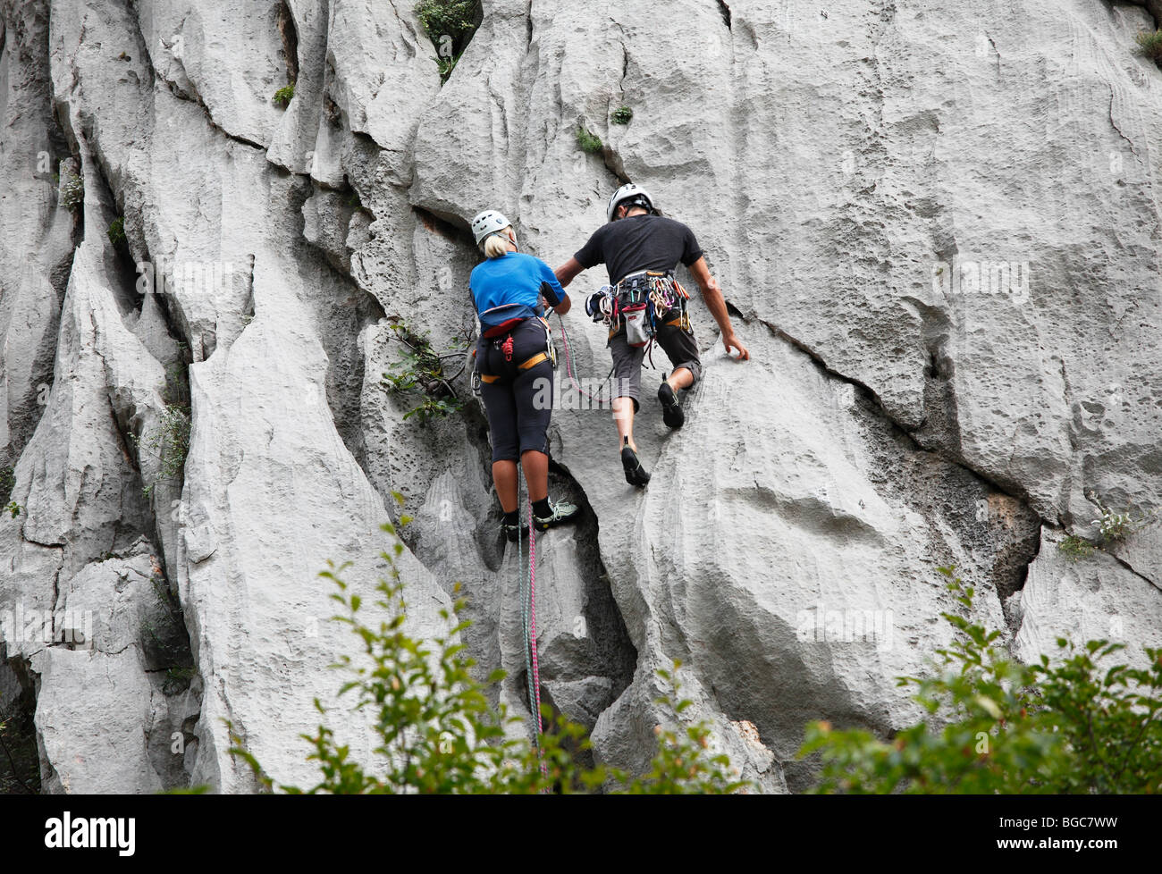 Gli alpinisti in Velika Paklenica Canyon, il Parco Nazionale di Paklenica, le montagne di Velebit, Dalmazia, Croazia, Europa Foto Stock