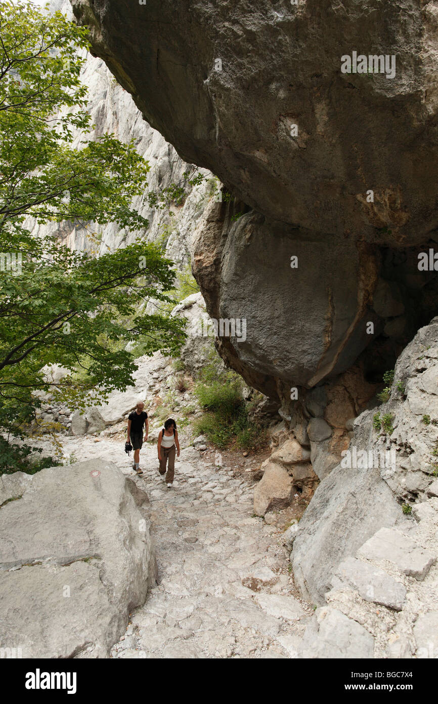 Gli alpinisti in Velika Paklenica Canyon, il Parco Nazionale di Paklenica, le montagne di Velebit, Dalmazia, Croazia, Europa Foto Stock