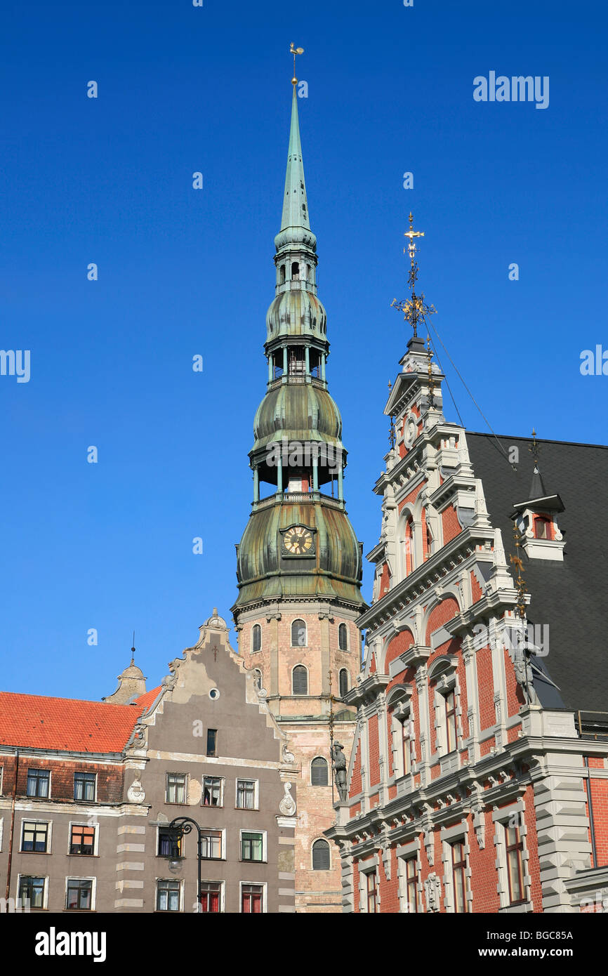 Casa delle Teste Nere e la chiesa di San Pietro in Riga, Lettonia Foto Stock