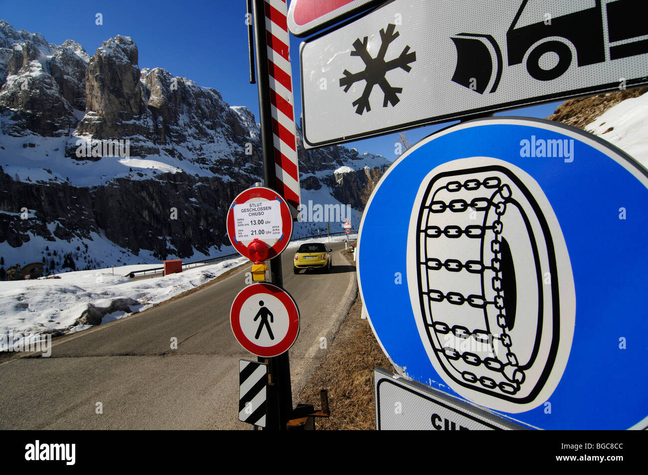 Segno e Mini Cooper al Passo Gardena, passo alpino, Alto Adige, Italia, Europa Foto Stock