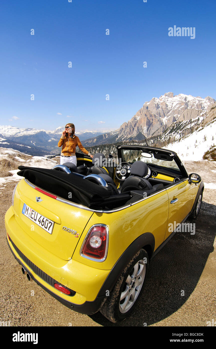 Donna con Mini Cooper sul Passo Rolle, valico alpino, Alto Adige, Italia, Europa Foto Stock